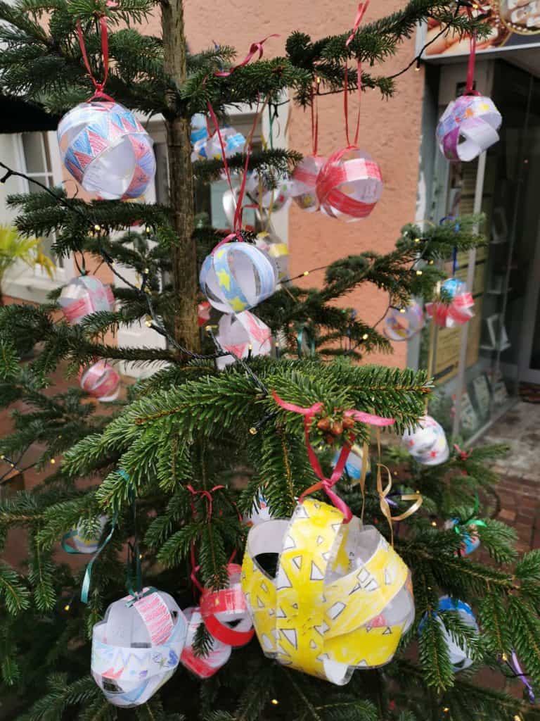 Schüler schmücken Weihnachtsbäume in Tiengener Allstadt ...